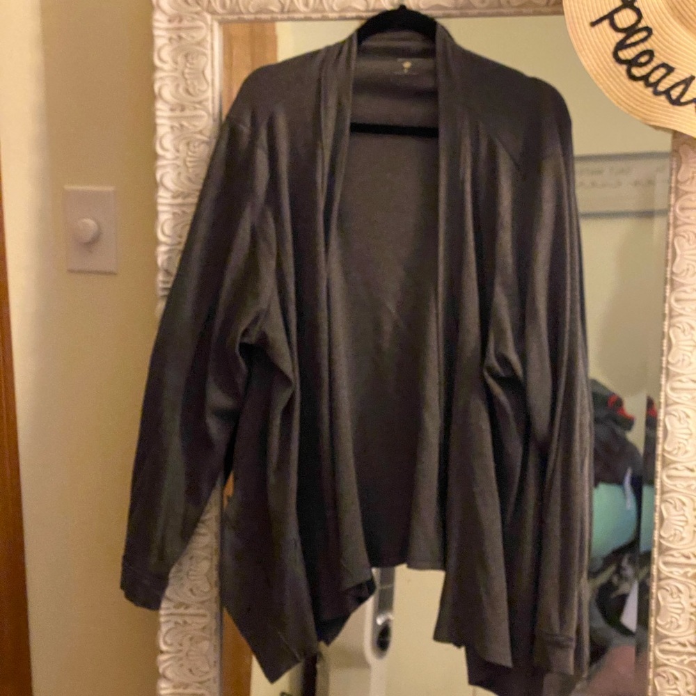 Cute gray ribbed like cardigan